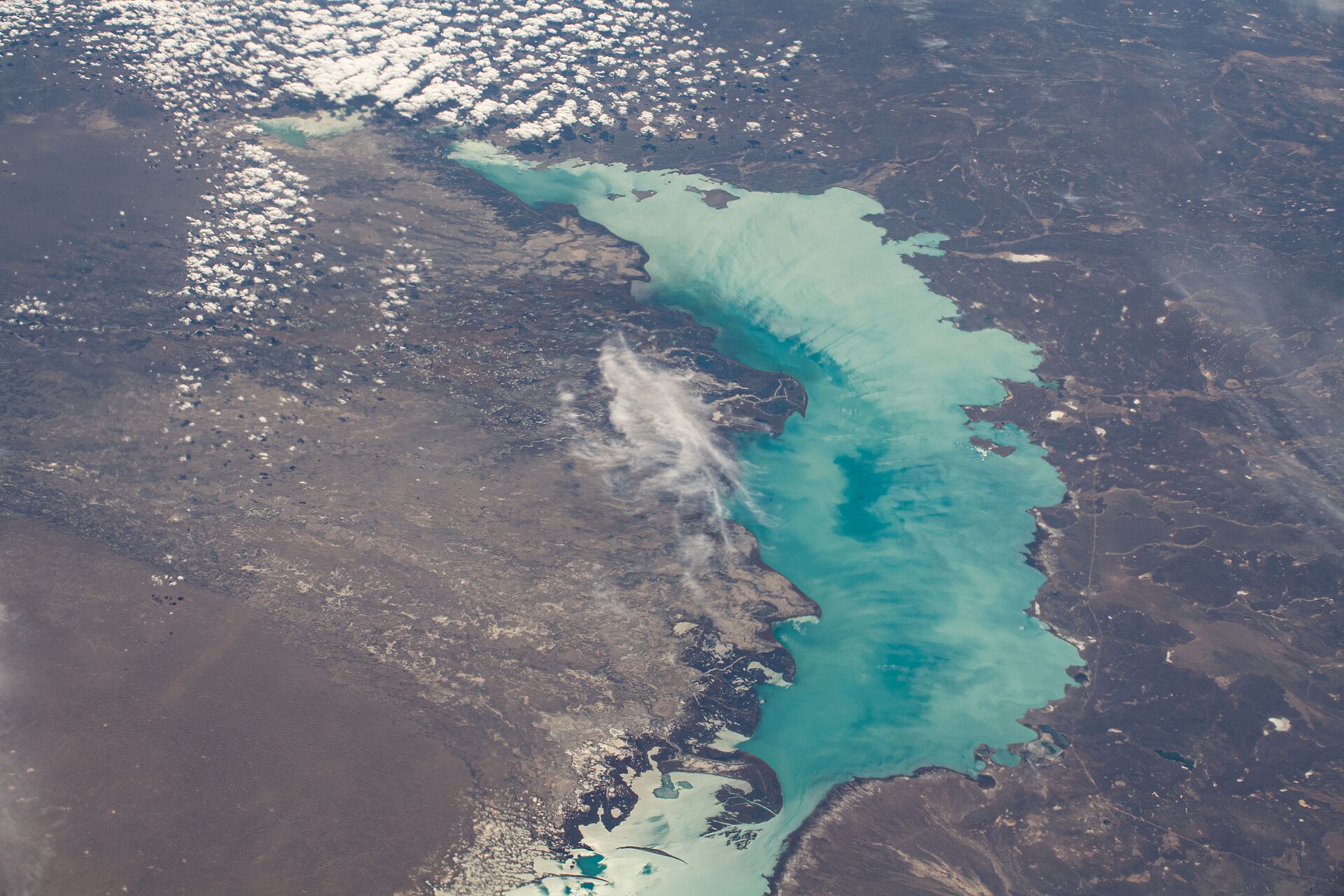 Der Balchaschsee in Kasachstan, aufgenommen von der Internationalen Raumstation ISS am 6. April 2020.